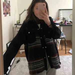  - En kappa från Zara som bara använd ett fåtal gånger, pris kan diskuteras💗💗💗Nypris: 500kr  