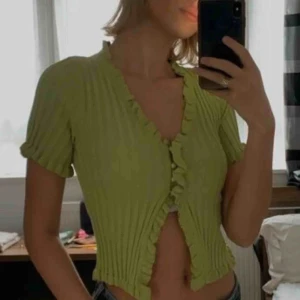  - Säljer denna ur snygga tröjan. Aldrig använd och så trendig men kommer tyvärr inte till användning. Kan fraktas mot fraktpengar. Dm för fler bilder. Om fler är intresserade blir det budgivning💞