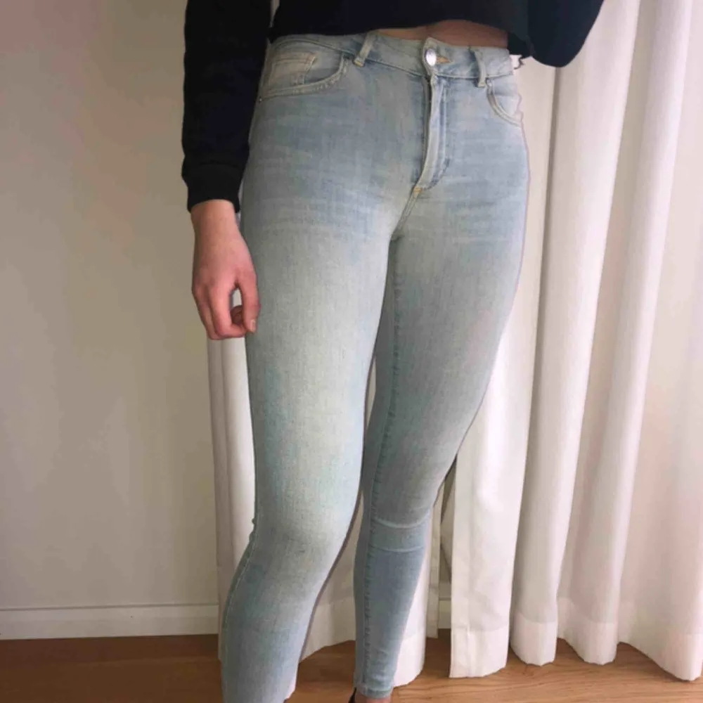 Ljus blå jeans i storlek S.  Säljer mina jeans, då de nu är för små för mig. De är i mycket bra skick. Kan mötas upp runt Göteborg. Åker runt en del, så kan även fungera i andra städer. Annars kan jag posta, då delar vi på fraktkostnaden. . Jeans & Byxor.