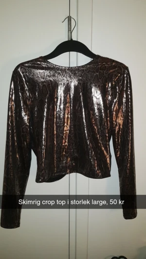 Skimrig crop top - Supersnygg och i bra skick! Har fler annonser uppe så gå in på min profil för att se om du hittar något du gillar!:)