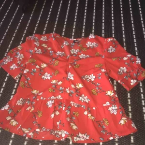  - blus från vero moda används bara en gång den är i jätte bra skick. frakt ingår ej
