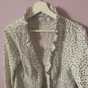  - Söt prickig blus från NAKD. Använd fåtal gånger 🦋 passar även dom med storlek 36-38. Frakt tillkommer! 