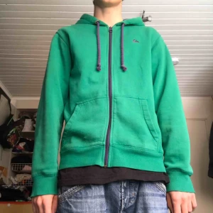  - Grön zip-hoodie från Quiksilver. Står storlek M men den sitter som L. Kan fraktas om köpare betalar frakt. Kan mötas upp i Åkersberga och Täby. 