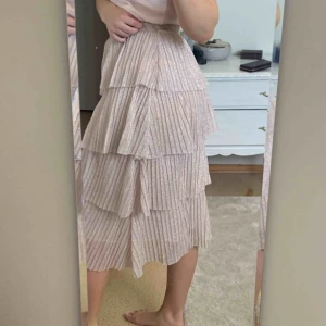  - FRI FRAKT  Jättefin glittrig kjol köpt på NAKD. endast använd vid ett tillfälle. 