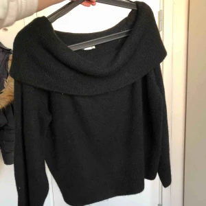  - En svart stickad off Shoulder, använt den 1 gång sen jag köpte den.   85kr plus frakt.
