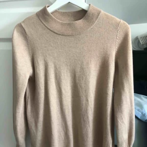  - Stickad tröja från Gina Tricot I bra skick  Frakt står köparen för 