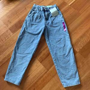 PULL&BEARS Slouchy jeans ljusblåa. Aldrig använt! Prislapparna prislapparna sitter kvar. De är lite stora i storleken. Frakt ingår i priset!