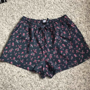  - Sköna pyjamasshorts i fint blommigt mönster. Kan postas eller hämtas upp i Täby 💛🌸