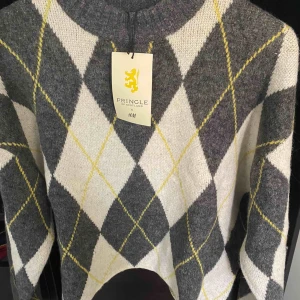  - Skit skön stickad tröja från H&M x pringel men aldrig använd! Alla lappar är kvar!😳🌻 Köparn står för frakten!🤩