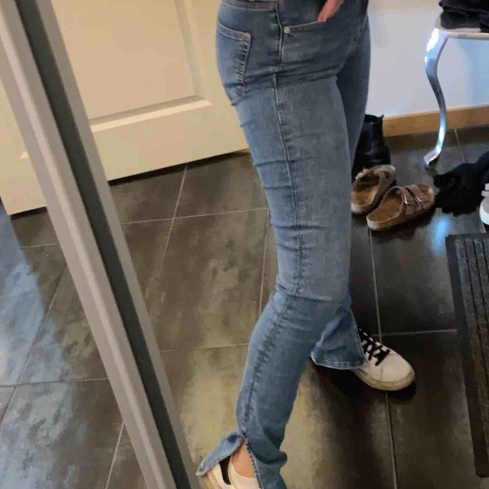 Trendiga zara jeans med slits, alldeles för långa för mig som är runt 160 lång. Jeans & Byxor.