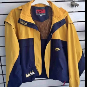  - Vintage jacka, som är oversized, jag har vanligtvis storlek S/XS   Finns fickor med dragkedjor och en luva man kan veckla in så den inte syns 