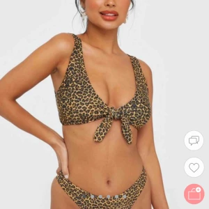  - Oanvänd bikini, säljer 1 del för 100kr eller båda för 150! Jättefin från nelly. Överdelen (storlek L) leopardmönstrad bikini som man knyter i fram och underdelen (storlek s) är ett par svarta highwaisted thongs. köparen står för frakt. 
