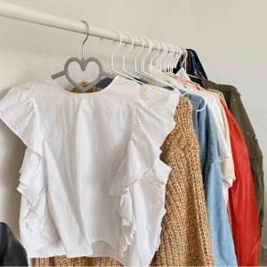  - Köparen står för frakt, kan mötas upp i Borås🌸 Väldigt gullig blus som kommer ifrån ginatricot Ganska liten i storleken💕  