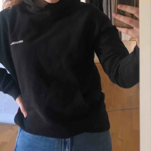  - Hoodie från Official Gallery. Bra skick och använt några gånger. 200 vid snabbt köp