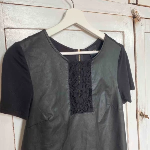  - Super cool t-shirt med läder imitation framtill!