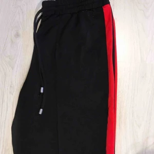  - Säljer mina snygga byxor med snygg röd detalj på, fristen inför i priset❣️