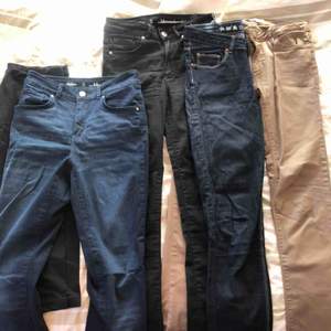 5 par byxor, två jeans, ett par leggings. Storlek S förutom den beiga som står storlek 38 men är mer som S. Finns i Uppsala, kan postas mot frakt alternativt tas med till Kista mot förskott.