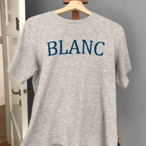  - Superskön och snygg T-shirt från Carin Wester! Haft den i ca 1,5 år men knappt använt den tyvärr. Kan mötas upp i Malmö eller skicka inom Sverige, köparen står för frakt. ✨