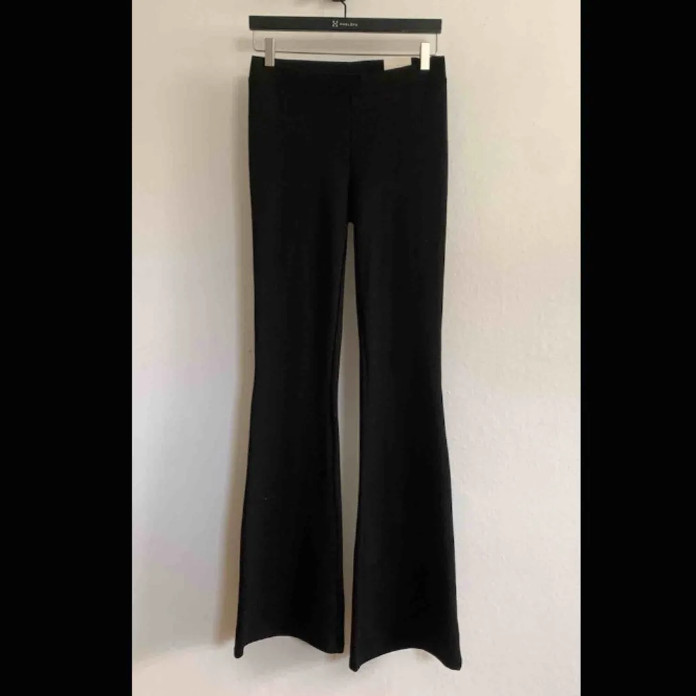 Byxor eller leggings från Gina Tricot i storlek M. Modellen är Petra trousers long length (medium waist, regular fit, full length). Aldrig använda. 💗. Jeans & Byxor.
