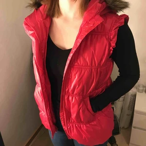  - Snygg väst i trendig rosa färg från GAP Mycket fint skick! Med både luva och fickor 