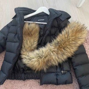 Dunjacka - Svart dunjacka från ROCKANDBLUE Köp utan pälsen för 300