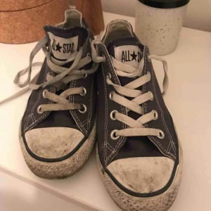  - Blåa låga converse. Använd skick men har inga hål eller större slitningar. Lite fläckiga snören och på gummit (går att tvätta). Tyget är fint. 