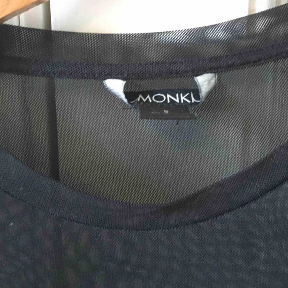 En cool genomskinlig svart tröja från Monki i storlek S. Använd fåtal gånger, inga defekter. Köparen betalar frakt, annars möts vi upp i Lund.. Toppar.