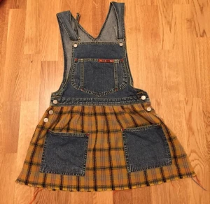  - Vintage hängselklänning från 90-talet. Köpt på nätet, men passade mig. Superfin! Passar XS-S. 

30kr. 