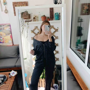  - Byxdress från Ginatricot i silke. Frakt tillkommer annars kan jag mötas upp i Oskarshamn.