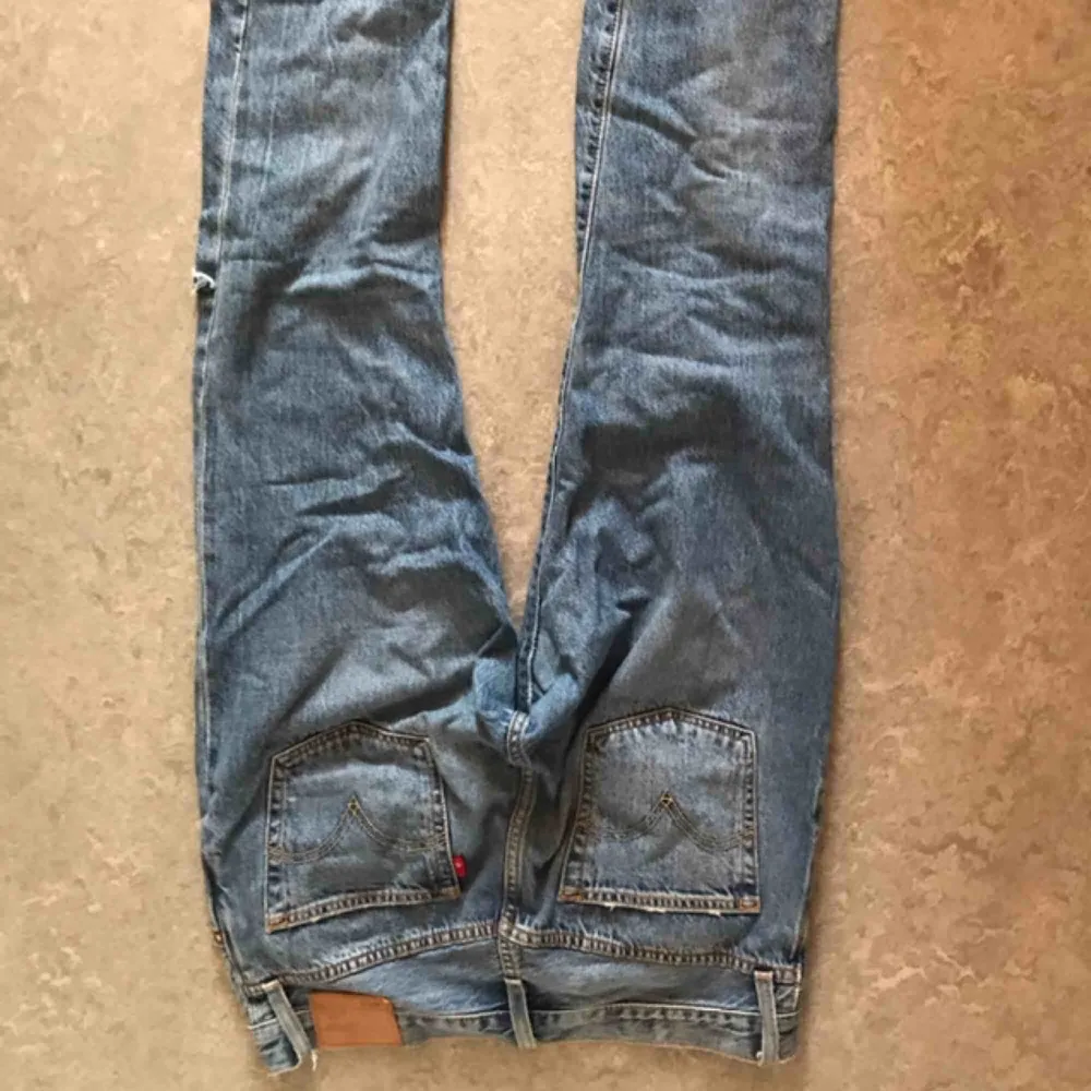 Köpte dessa för några år sedan men får inte ens på mig dom längre. Köpte storlek L34 så dom skulle bli high waisted, dom var perfekt längd då för mig (är 160cm). Jeans & Byxor.
