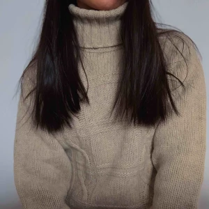  - stickad tröja, man kan ha den som en stickad klänning också, om man är ca 160 cm, annars är den nog för kort, aldrig använd!