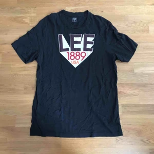  - T-Shirt från lee, går att använda som klänning också beroende på hur man vill den ska sitta! 