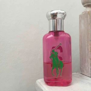  - ganska mycket använt parfym därav priset. från Ralph Lauren. men kommer inte längre till användning. frakt tillkommer. 