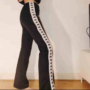  - Knappt använda trackpants från Kappa, inköpta på Urban Outfitters förra året. Passar även 36 då man kan spänna in dem i midjan! 