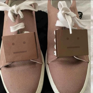  - Superfina sneakers från Acne. Använda endast en gång så passa på att fynda! Säljs då de tyvärr är lite trånga på mig. Skriv för fler frågor/bilder✨