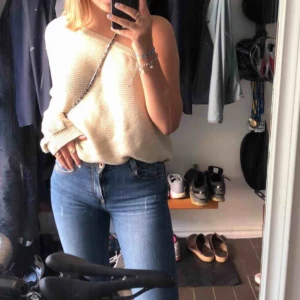  - Säljer denna fina one shoulder tröjan från nakd den är storlek m men passar även s så fin 💞☀️kan mötas upp annars står köparen för frakten 