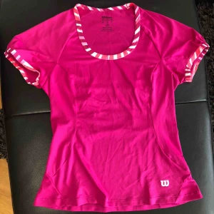  - Träningströja från Wilson med fina puffärmar. Otroligt gott skick och endast använd fåtal gånger. Priset inkluderar inte frakt. 