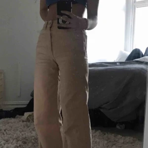  - Säljer dessa super snygga beiga byxor från Weekday  Inprincip oanvända så kvalitet är 10/10👌🏼  passar xs-s Köparen står för frakt 😊 Eller mötas upp i Göteborgs området   Kan tänka mig att sänka priset lite