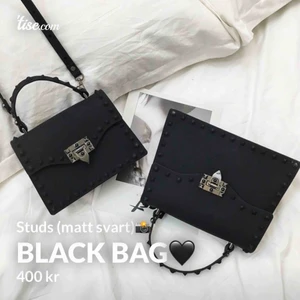 Matt svart väska med nitar🥰 - Säljer den stora väskan på bilden. Hur snygg som helst, går att styla till alla färger och kläder! Till dig som vill sticka ut med snyggaste väskan!! Använd Max 5 gånger! 