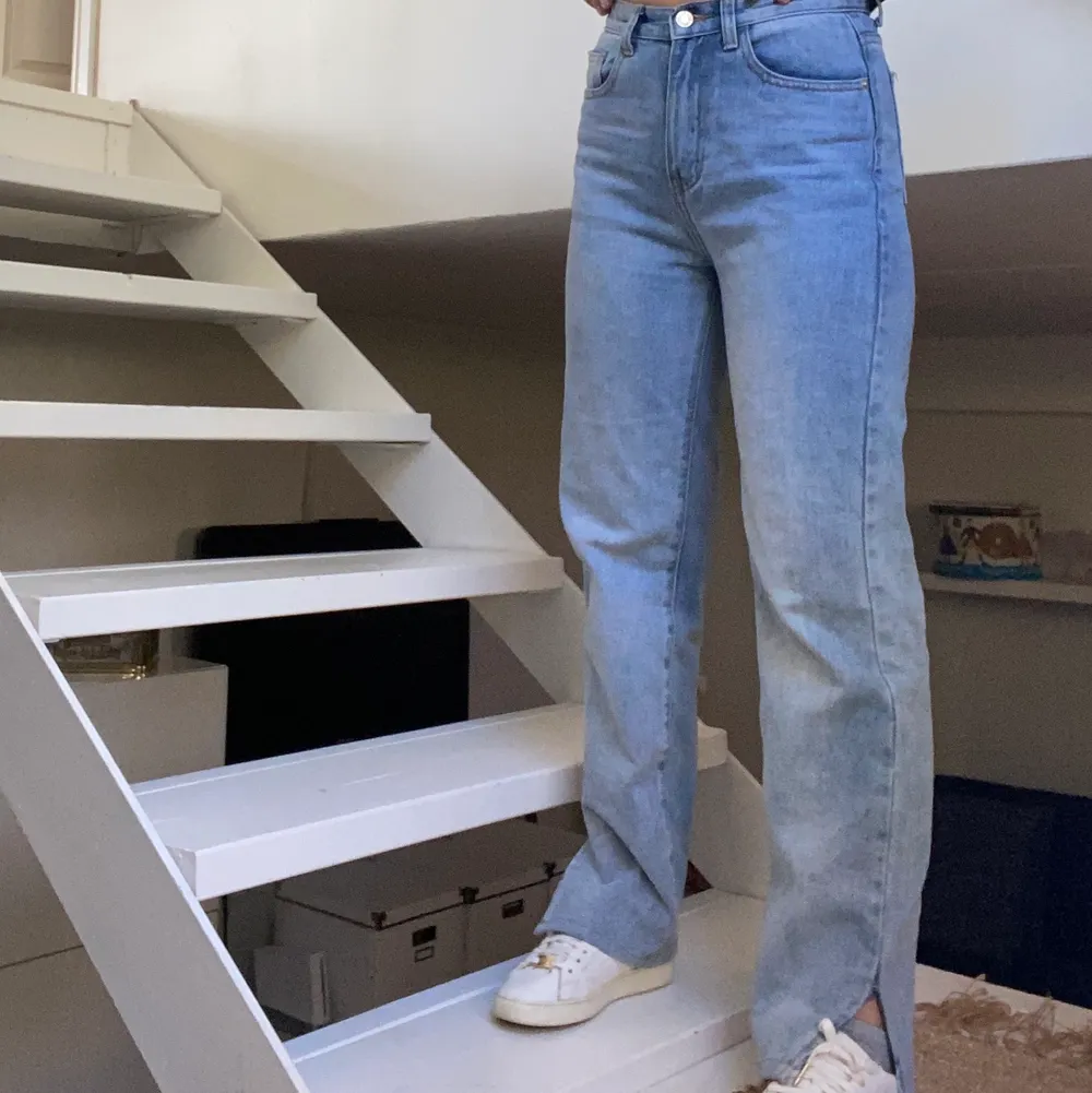 (BUD 390kr+60kr frakt. SÄLJS IDAG 24/4) Populära PrettyLittleThing jeans som endast är använda fåtal gånger💘 är 167cm lång men kan nog passa på både kortare och längre än mig beroende på hur man vill ha dom🥰. Jeans & Byxor.