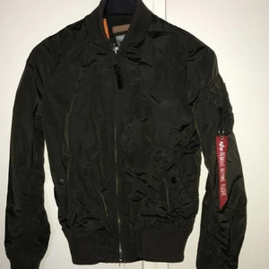 Alpha bomberjacka 🤩 - En riktigt snygg Alpha industries bomberjacka  från Jeansbolaget, i strl XS. Använt ett par ggr men ff i utmärkt skick. Frakt tillkommer ! 