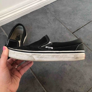  - Svarta vans slip on. Använda men inga större slitningsskador på dom. Köparen står för frakt🥰