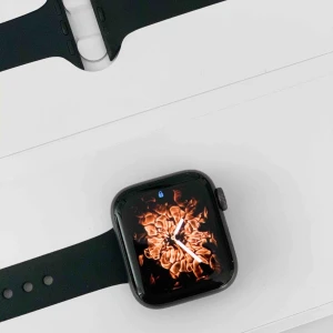  - Apple Watch Series 4 GPS, 40mm aluminiumboett rymdgrå + Svart sportband  Inköpt för 1 år sen och är i fint skick! Fri frakt💕