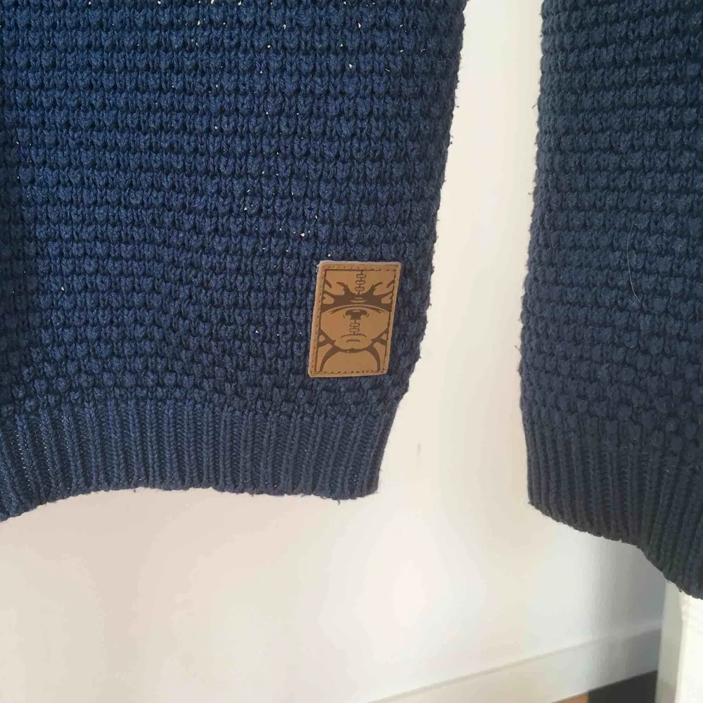 Skön blå tröja med dragkedja från KappAhl eller Lindex. I storlek Small. Frakt ingår ej :). Tröjor & Koftor.