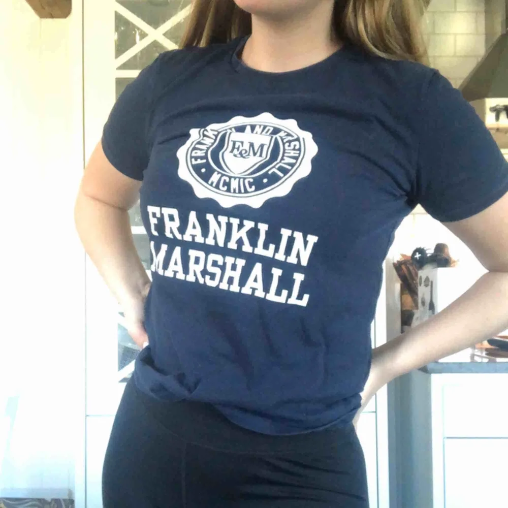 Franklin & Marshall t-shirt. Storleken är 12-13 år och jag vet inte riktigt vilken vanlig storlek den är men den passar XS. Passar S också men den sitter tight då. Frakt tillkommer . T-shirts.