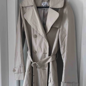  - Jättefin kappa med mycket detaljer från Hm. Storlek 38 -använd 2 ggr