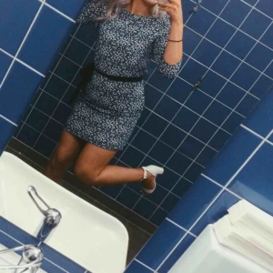  - Fin sommarklänning, passar till typ alla tillfällen. Svart snöre runt som man kan ta bort om man vill och fickor👍🏼 använd 1 gång