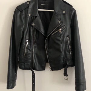 Skinnjacka från Gina Tricot, storlek 36 - En ganska gamal jacka dock nästan aldrig använd. Passar mer en storlek 38. Ingen aning vad den är köpt för men säljer för 75kr