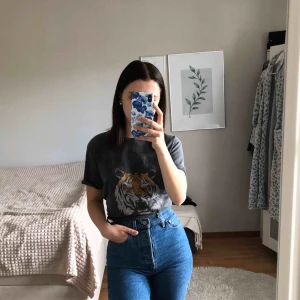  - En t-shirt från lager 157, frakt inräknat 