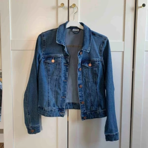  - Superskön och stretchig jeansskjorta från Noisymay 💕 Använd ett fåtal gånger 💓 Köparen står för frakten